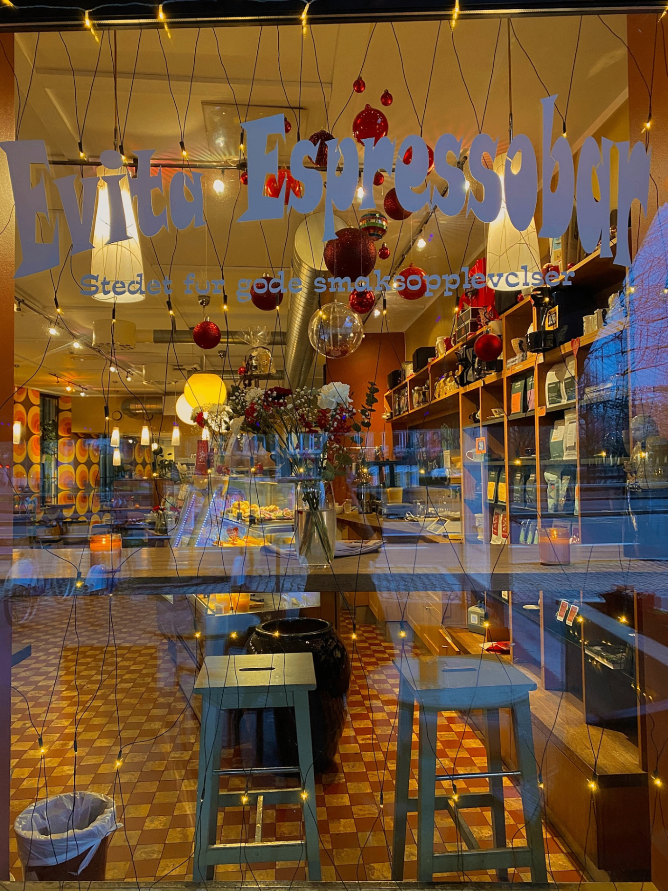 Vinduet til Evita Espressobar